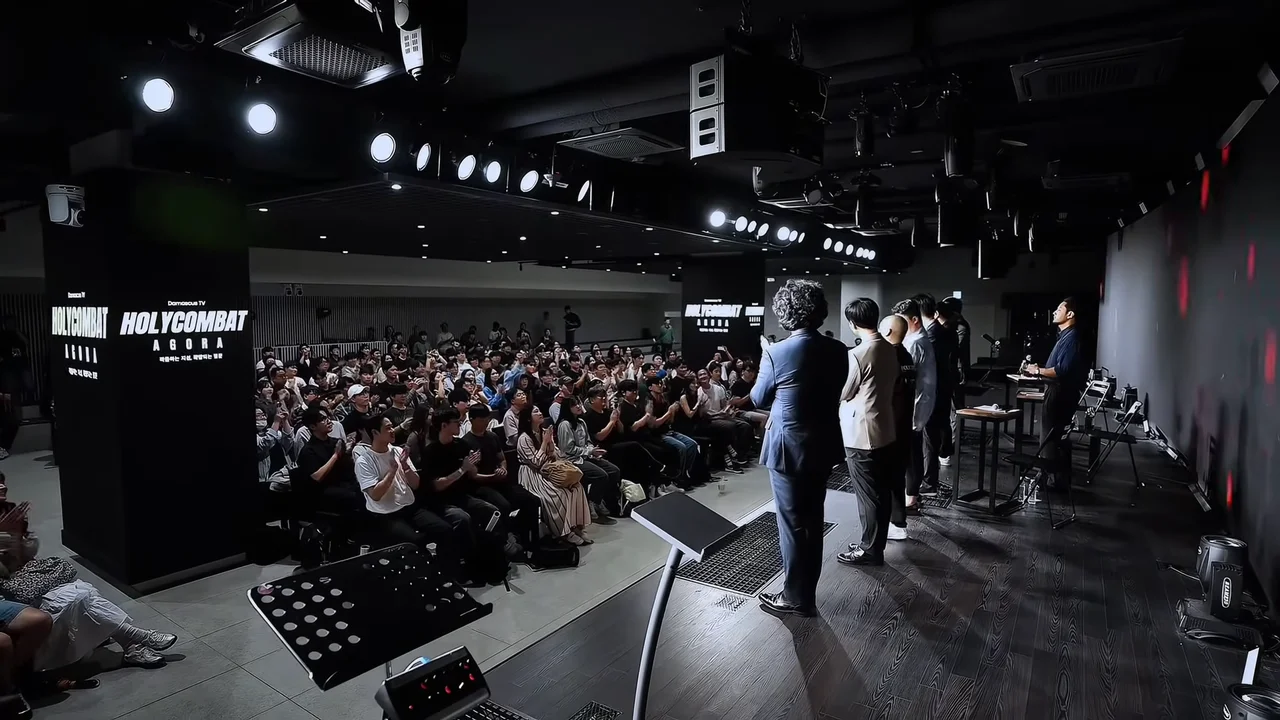 홀리컴뱃 아고라 무대에 모인 출연자들과 객석을 채운 관객들