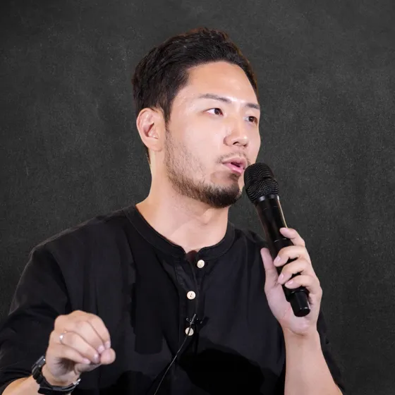 마이크를 들고 강연하는 다메섹 오성민