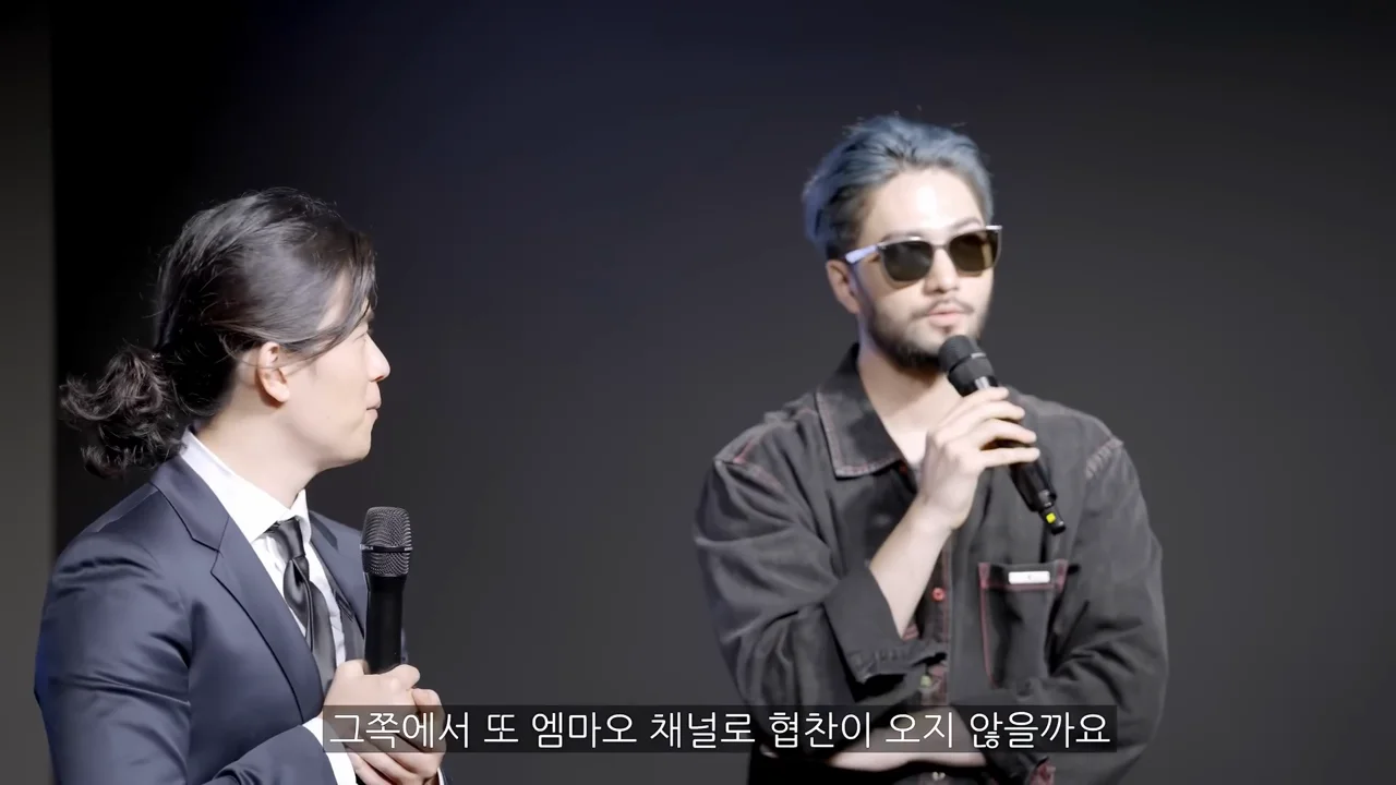 홀리컴뱃 신들의 전쟁에서 마이크를 들고 답변하는 참가자들과 진행 현장